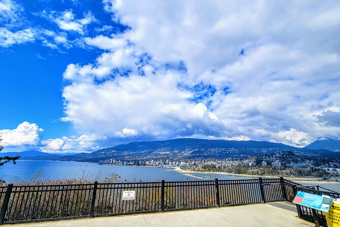 3 Unforgettable Hours in Vancouver - Robson Street: Classic Downtown Commercial Life