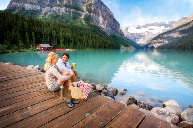 5-Day Rocky Mountaineer Train Tour, From Vancouver to Rockies - Day 4: Lake Louise, Moraine Lake season swaps, Emerald Lake, and Natural Bridge