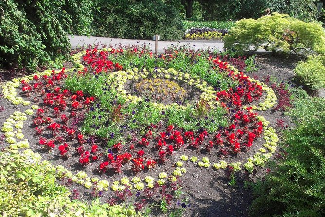 Private Tour: Gardens of Vancouver - VanDusen Botanical Garden: 55 acres, 7,500 plant varieties, and a hedge maze