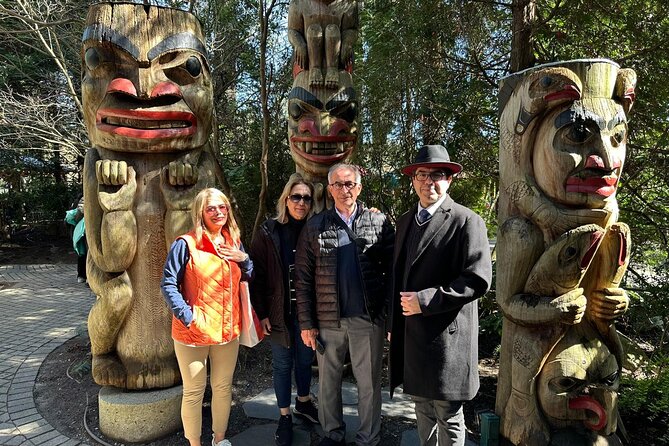 Vancouver and North Shore Grand City Tour with your luggage - Stanley Park in 30 minutes: totem poles and the best skyline angles