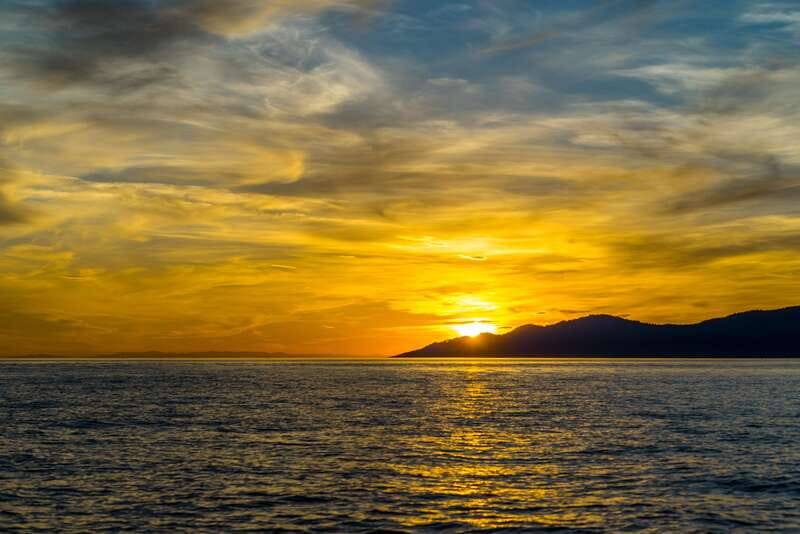 Vancouver: Bowen Island Boat Cruise with Dinner - Sailing back through Howe Sound: sunset scenery on the way home