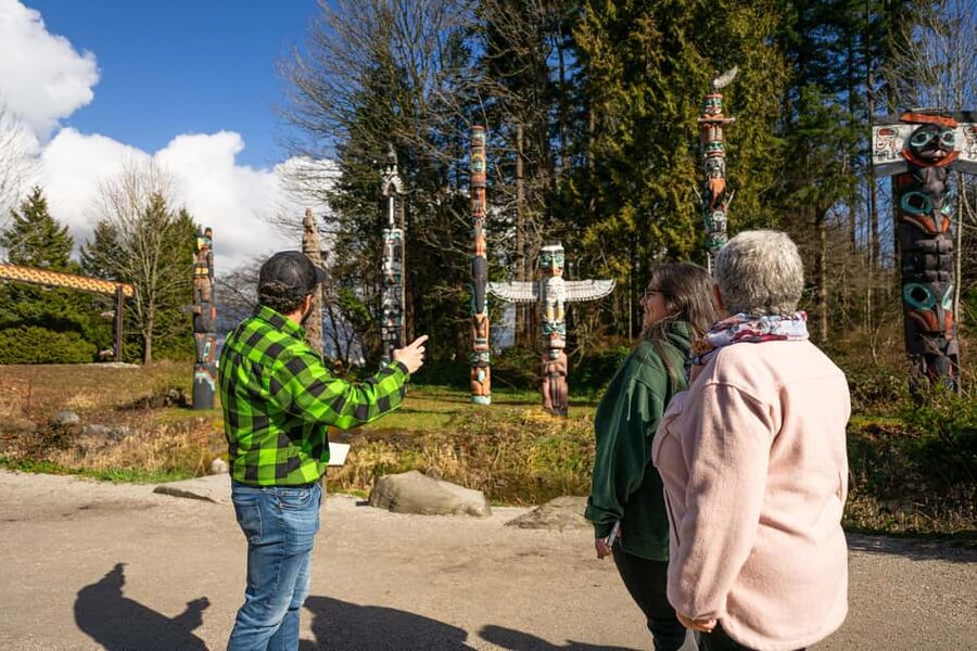 Vancouver: City Highlights & Vancouver Lookout Tour - How the guide makes or breaks the day