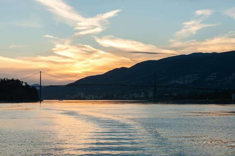 Vancouver: Evening Cruise with Dinner Buffet - In-House Music and Entertainment: Easy Background Fun, Not a Party Inside