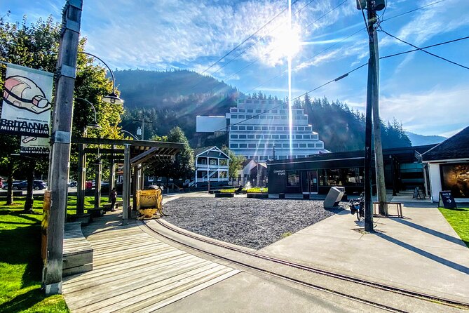 Vancouver family tour Squamish with Porteau Cove and Britannia Mine Private - Stanley Park Seawall plus icons: totem poles, lighthouse, and roses