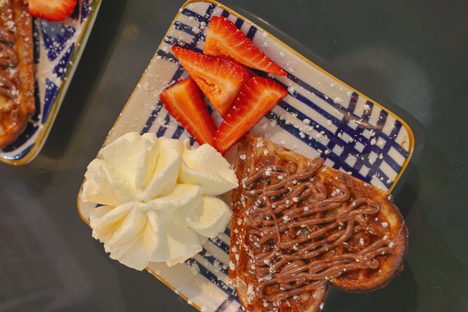 Vancouver Gastown Breakfast Tour with Mimosa and Local Eats - Guides, Humor, and Why the Small Group Size Really Matters