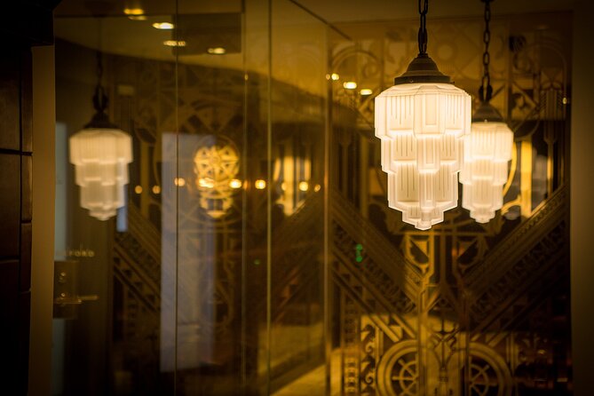 Vancouver Holiday History and Hot Chocolate Tour - Inside the Fairmont Vancouver, Art Deco and holiday lobby decor