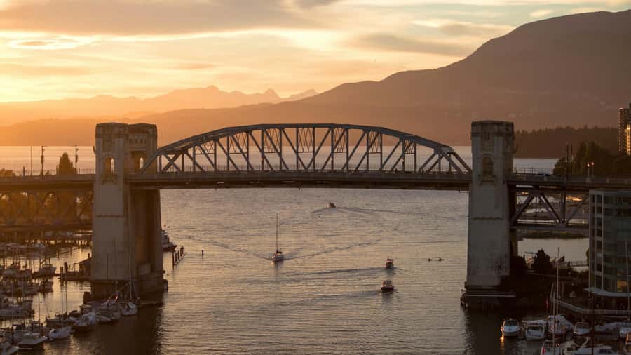 Vancouver: Private City Sights Tour by Minibus (3hrs) - Stanley Park in fast, photogenic slices: Totem Poles, Nine O’Clock Gun, Prospect Point